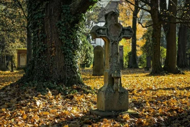 Entretenir la tombe de ses proches : un geste d'amour qui traverse le temps
